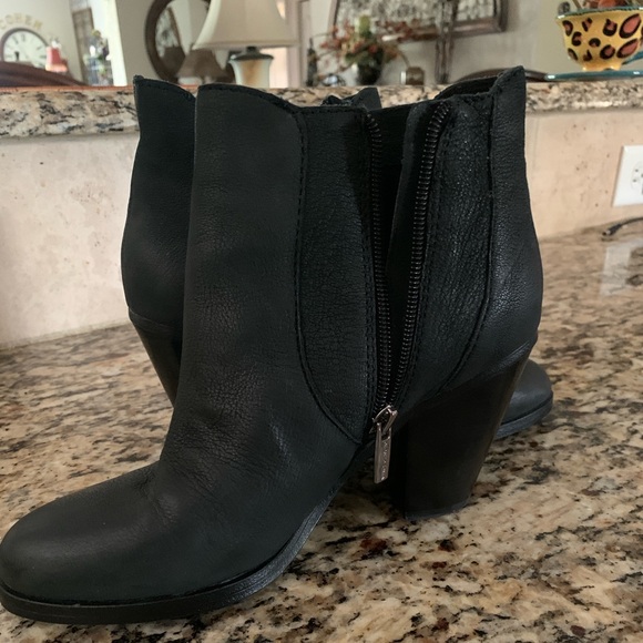 Vince Camuto Fringe Harllin Size 6 - Picture 3 of 9